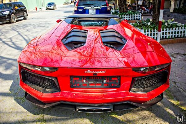 lamborghini aventador roadster 245 ty dai nao ha noi hinh 12 Bắt gặp Lamborghini Aventador Roadster tại Hà Nội