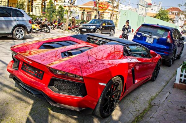 lamborghini aventador roadster 245 ty dai nao ha noi hinh 7 Bắt gặp Lamborghini Aventador Roadster tại Hà Nội